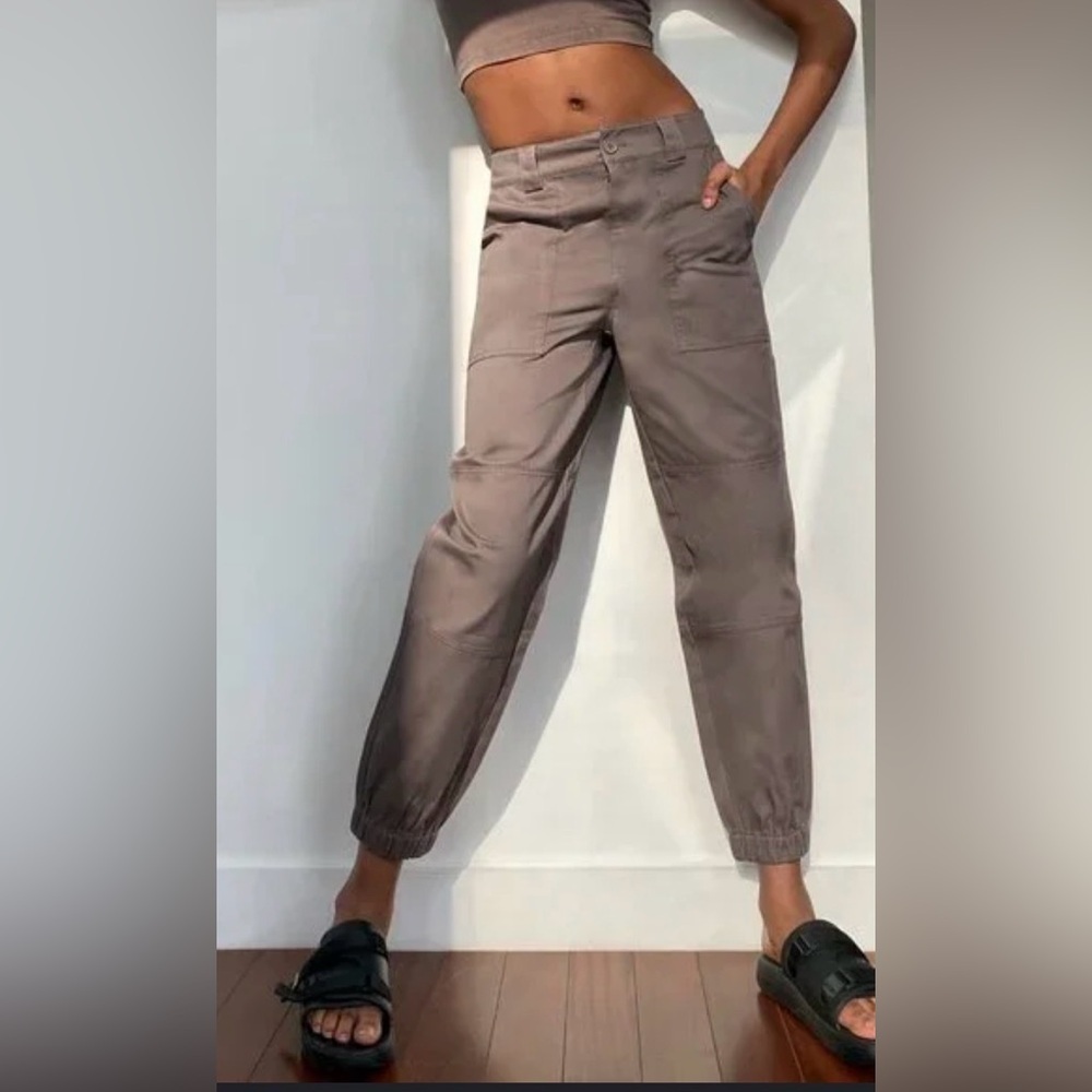 Aritzia TNA Cargo Joggers - Tan